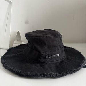 JACQUEMUS
Black Le Splash 'Le Bob Artichaut' Bucket Hat